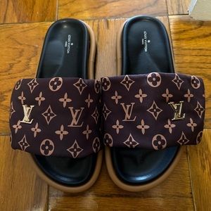 Never worn, Louis Vuitton Brown Monogram Nylon Pool Pillow comfort flat slides